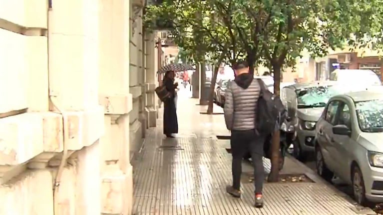 Marina Calabró esperó a Rolando Barbano a la salida de la radio, bajo la lluvia (Foto: captura América TV)