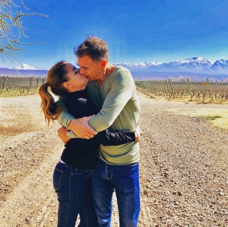 Marina Calabró y su foto a puro amor con Martín Albrecht en Mendoza: "En el paraíso"