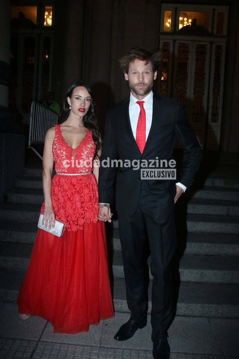 Mario Guerci y Camila Cavallo en el teatro Colón (Foto: Movilpress).