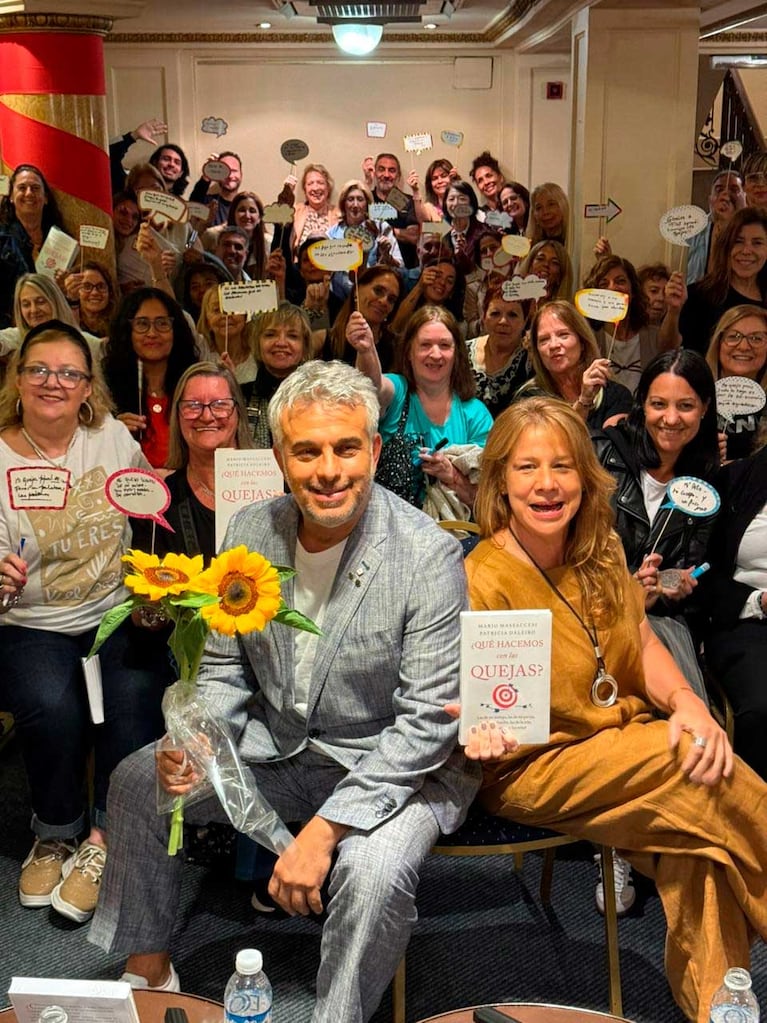 Mario Massaccesi y Patricia Daleiro con su nuevo libro (Foto: Instagram @mariomassaccesi1)