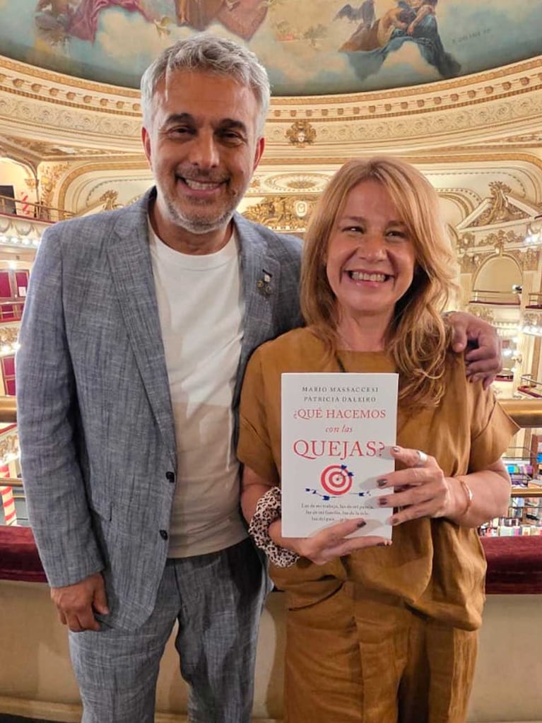 Mario Massaccesi y Patricia Daleiro con su nuevo libro (Foto: Instagram @mariomassaccesi1)
