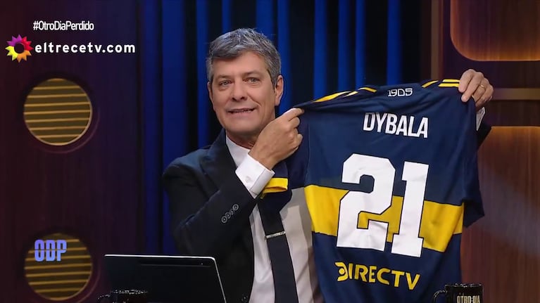 Mario Pergolini le regaló a Oriana Sabatini una remera de Boca para Paulo Dybala medio de los rumores de que desembarque en ese club (Foto: captura de eltrece).