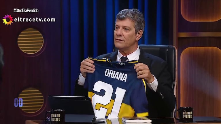 Mario Pergolini le regaló una remera de Boca a Oriana Sabatini en medio de los rumores de que Dybala desembarque en ese club (Foto: captura de eltrece).