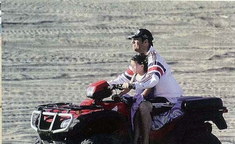 Mario Pergolini y su hija Valentina recorren los médanos de Cariló. (Foto: Gente)