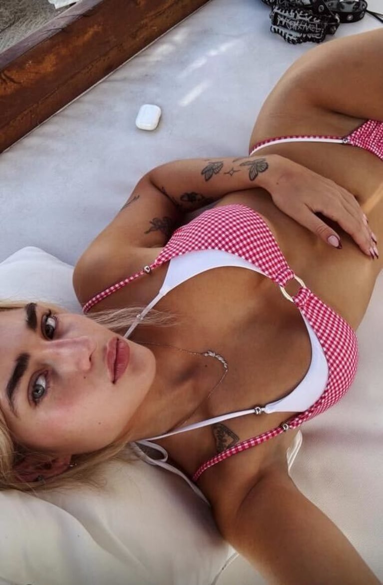 Marta Fort en microbikini Vichy. (Foto: Instagram/@martacfort).