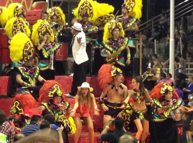 Martín Amestoy se puso las plumas para el Carnaval de Gualeguaychú. (Fotos: Twitter)