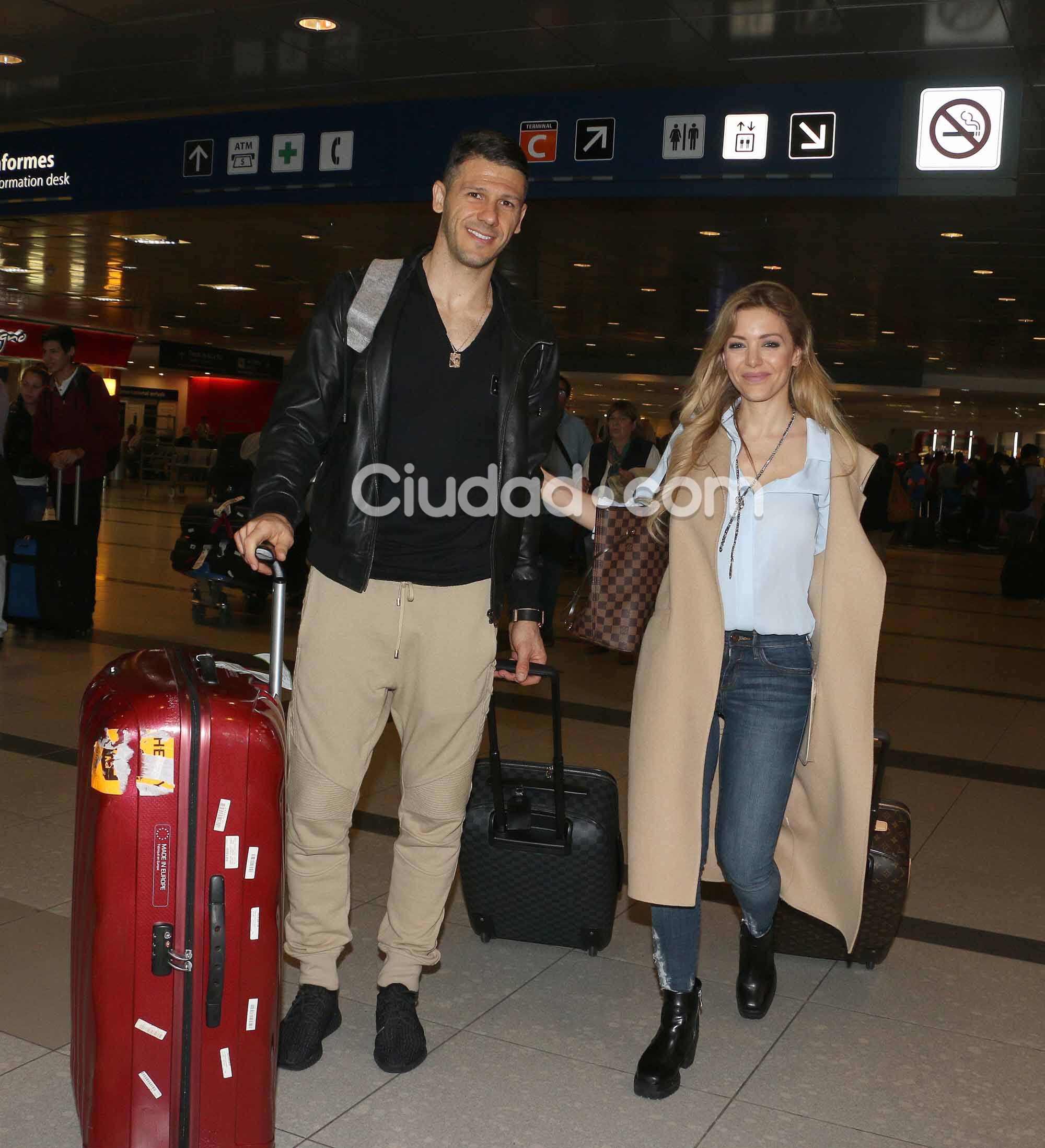 Martín Demichelis y Evangelina Anderson, recién llegados. Foto: Movilpress-Ciudad.com.