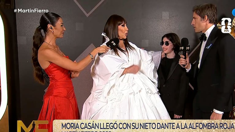 Martín Fierro 2026: Moria Casán impactó en la alfombra roja con un vestido de alto impacto y su nieto Dante (captura de Telefe)