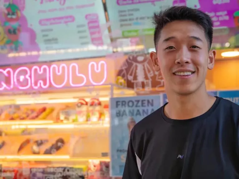 Martín Ku, sonriente en su local de tanghulu del Barrio Chino.