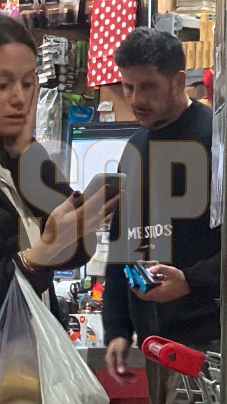 Martín Migueles de compras frente al edificio de Wanda Nara (Foto: X.com / @sqp_oficial)
