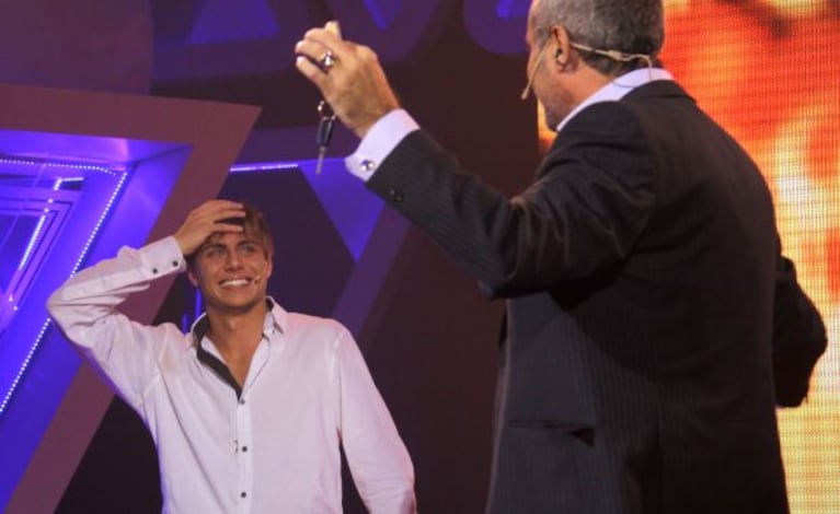 Martín P. y su premio. (Foto: Telefe).