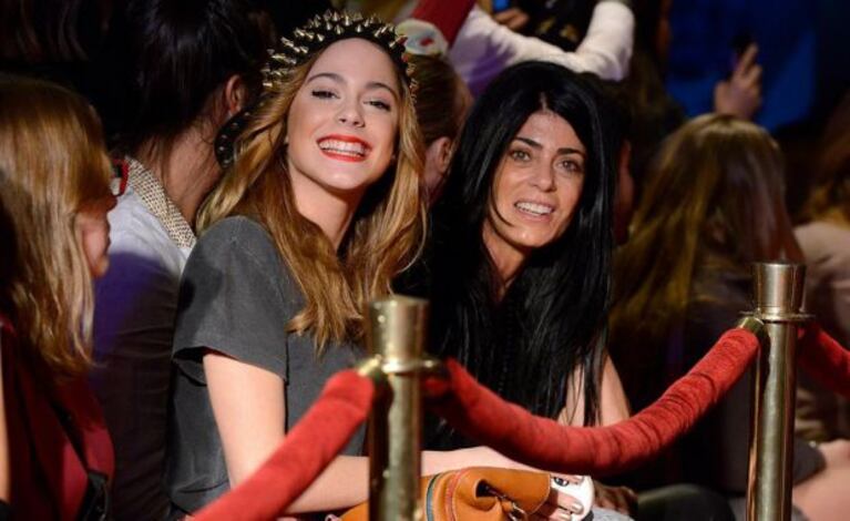 Martina Stoessel, antes del desfile de su hermano Fran. (Foto: Facebook Pironti & Asociados)