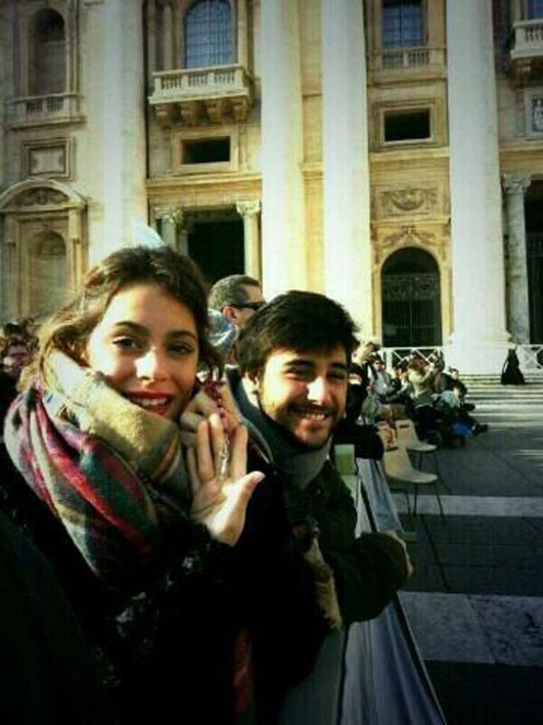 Martina Stoessel y Peter Lanzani junto al Papa Francisco (Foto: Twitter).