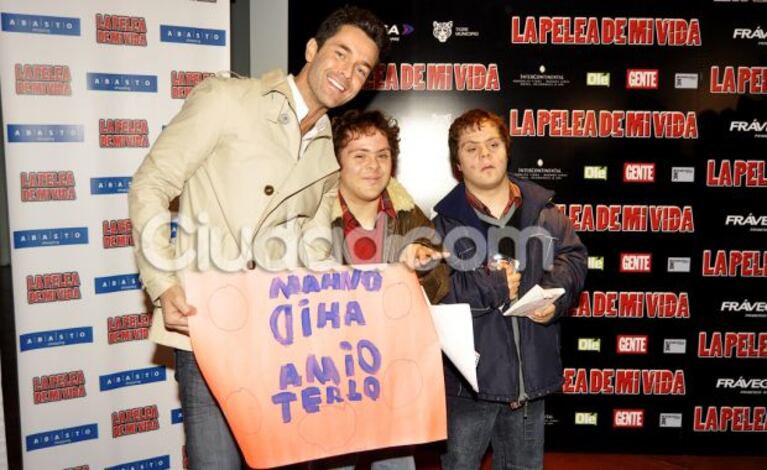 Martínez junto a Juan y Mariano, hijos de Gustavo Garzón y Alicia Zanca (Foto: Jennifer Rubio). 