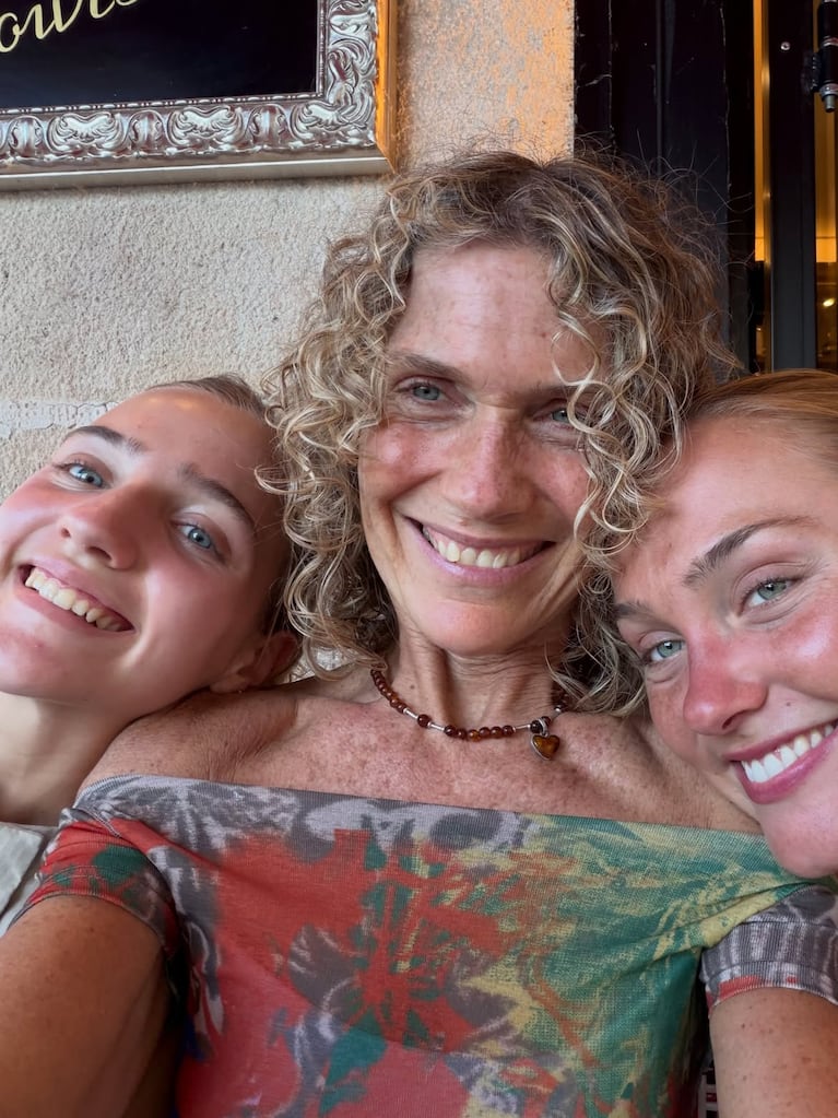 Maru Botana compartió un tierno selfie junto a dos de sus hijas durante la escapada francesa.