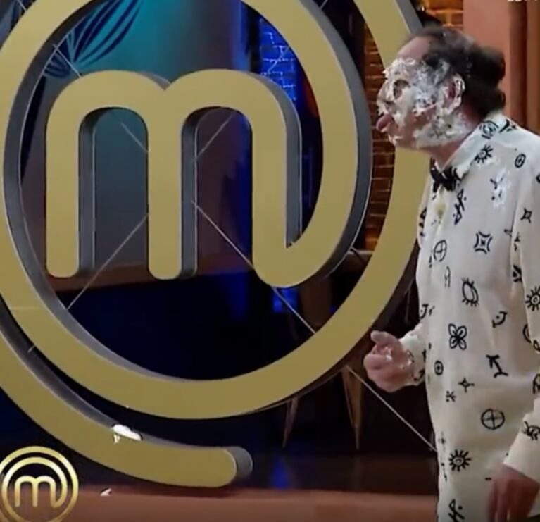 Maru Botana le estampó un tortazo a un jurado de MasterChef Uruguay y causó revuelo entre los participantes