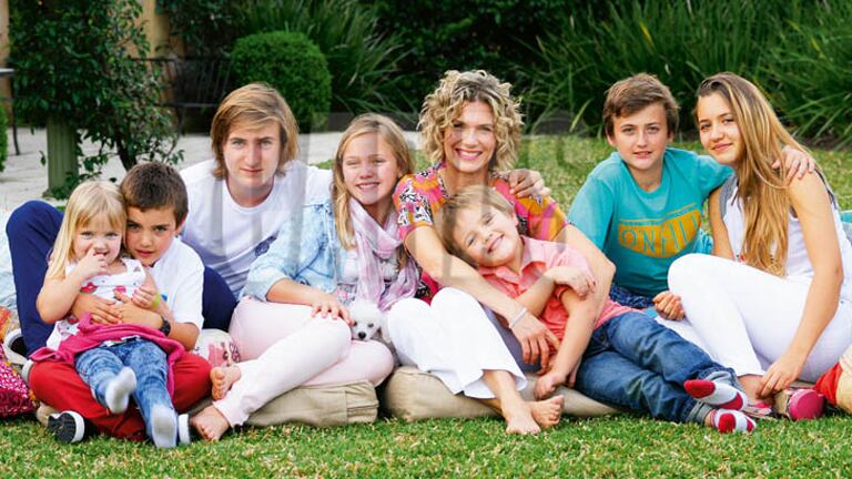 Maru Botana posó con sus siete hijos. (Fotos: revista Caras)