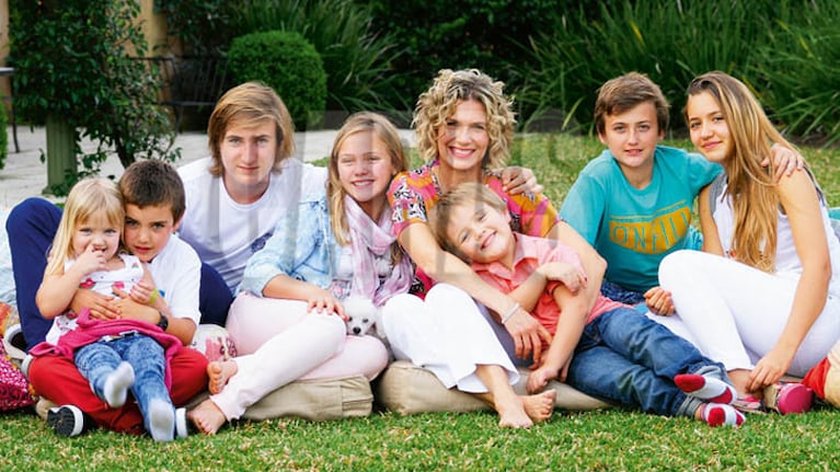Maru Botana posó con sus siete hijos. (Fotos: revista Caras)