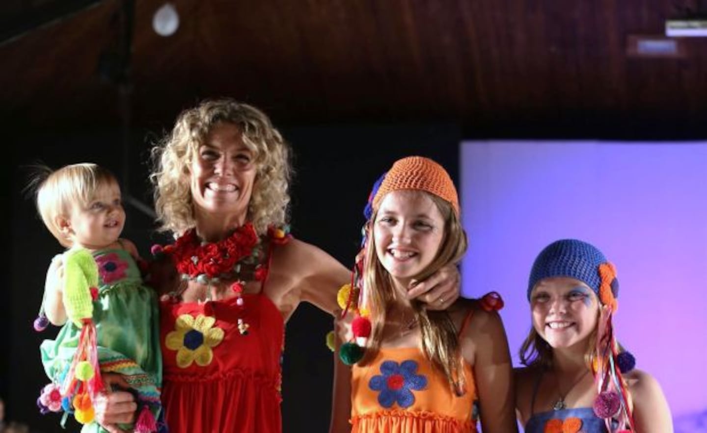 Maru Botana y sus hijas, con mucho color. (Foto: Prensa Alejandro Veroutis)
