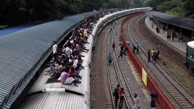 Más de 12.000 personas suben como pueden a un tren para volver a casa en Bangladesh