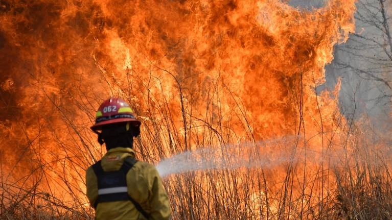 Más de 200 bomberos trabajan para combatir los incendios en Córdoba