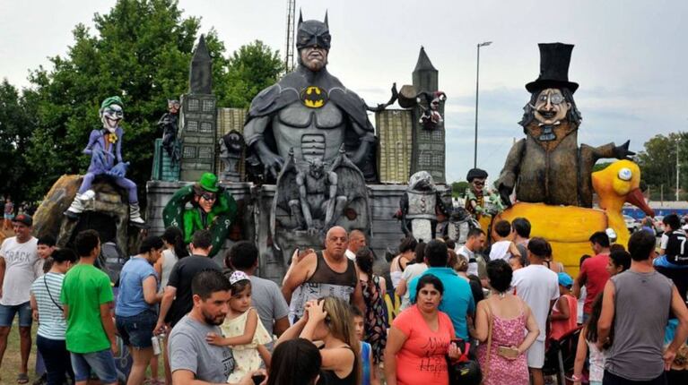 Más de 60 muñecos gigantes arderán el 1 de enero en La Plata