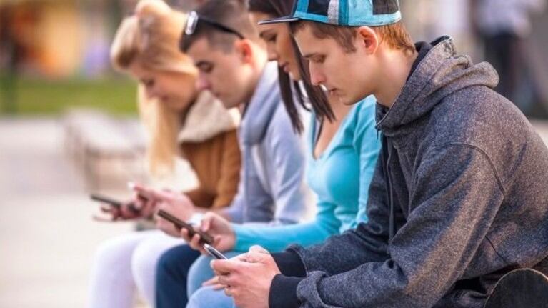Más de la mitad de menores que bloquearon a acosadores en redes sociales volvieron a ser contactados por ellos. Foto:EP.