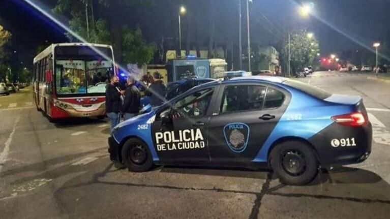 Mataron a un policía y a un pasajero durante un asalto a un colectivo