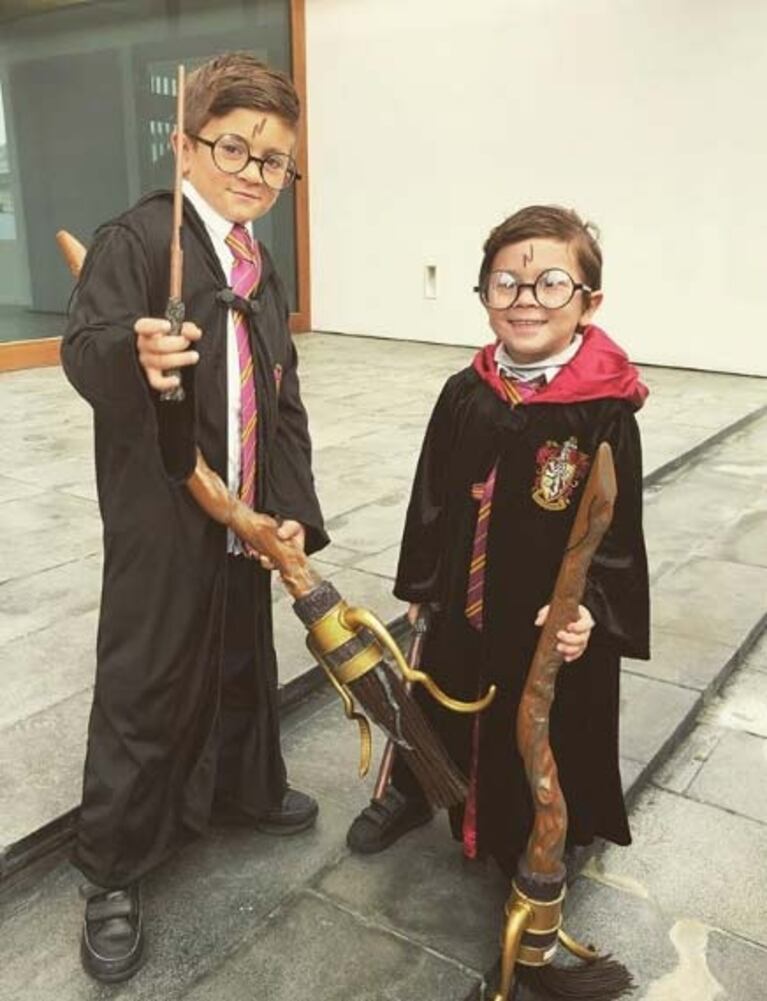 Mateo y Thiago, los hijos de Lio Messi y Anto Roccuzzo, disfrazados de Harry Potter para celebrar el carnaval