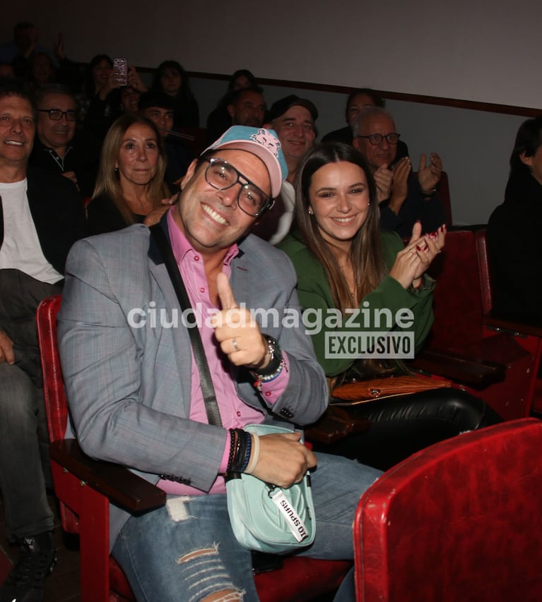 Matías Alé y Martina Vignolo en el teatro (Foto: Movilpress).