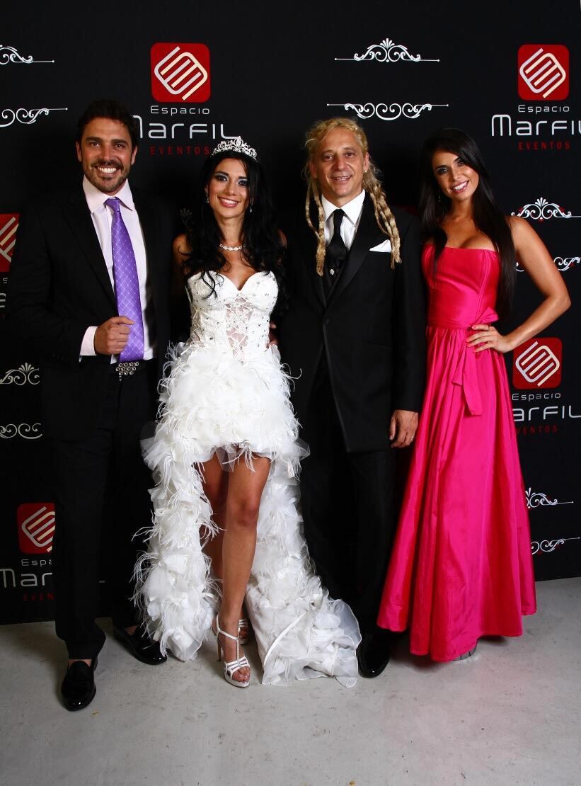 Matías Alé y Sabrina Ravelli, invitados al casamiento de Gastón Bernardou, percusionista de Los Auténticos Decadentes. (Foto: @angeldebritook)