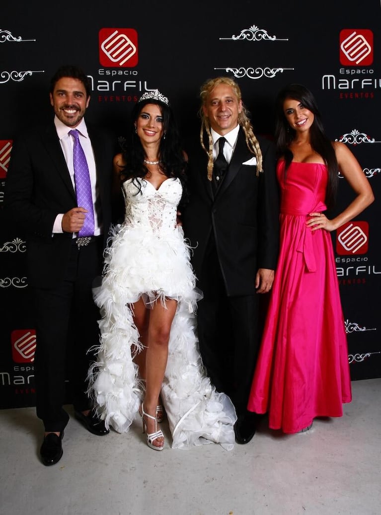 Matías Alé y Sabrina Ravelli, invitados al casamiento de Gastón Bernardou, percusionista de Los Auténticos Decadentes. (Foto: @angeldebritook)