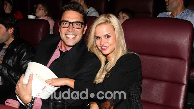 Matías Alé y su novia 14 años menor: besos, pochoclos… y transparencias. (Foto: Movilpress)
