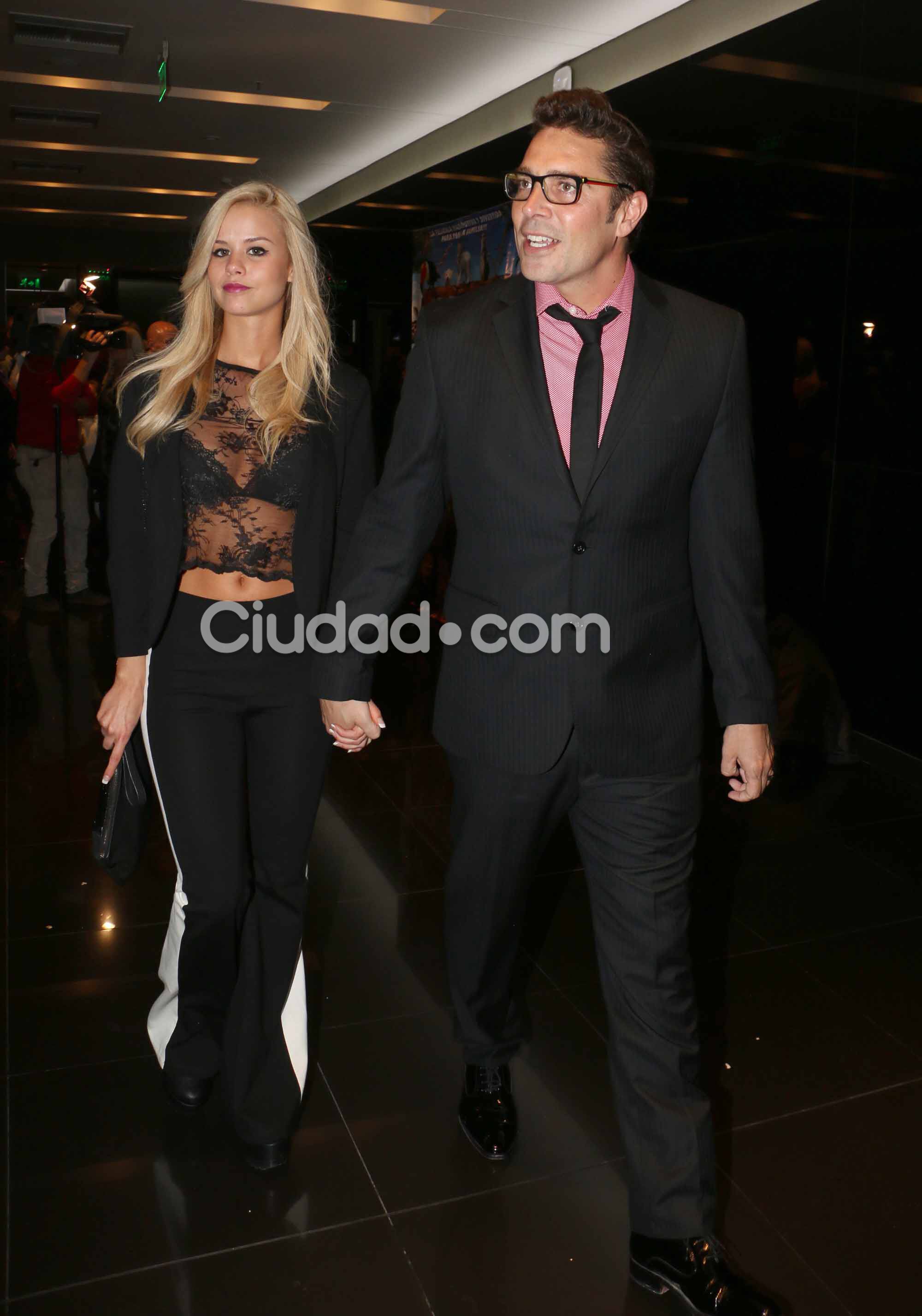 Matías Alé y su novia 14 años menor: besos, pochoclos… y transparencias. (Foto: Movilpress)