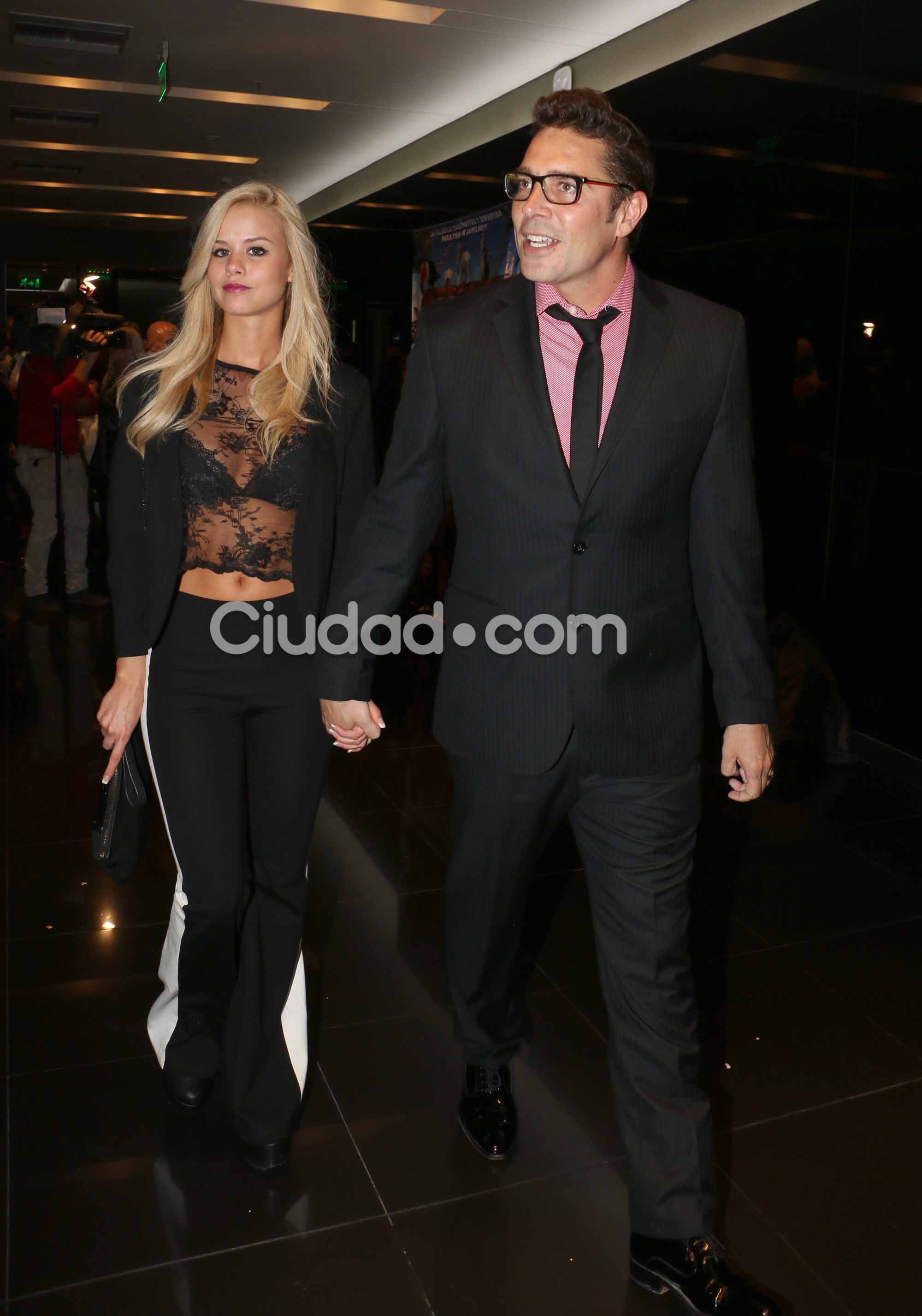 Matías Alé y su novia, en la avant premiere de Locos sueltos en el zoo (Foto: Movilpress)