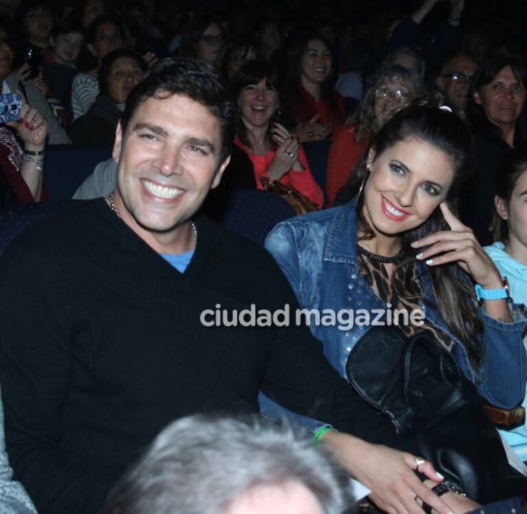 Matías Alé y Tamara Bella, mimos y complicidad en el recital de Los Nocheros 