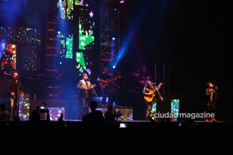 Matías Alé y Tamara Bella, mimos y complicidad en el recital de Los Nocheros 