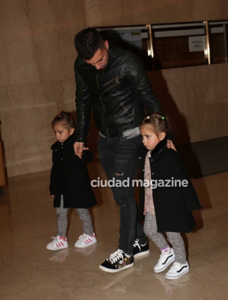 Matías Defederico, un papá genial con sus tres hijas en el debut de Aladín