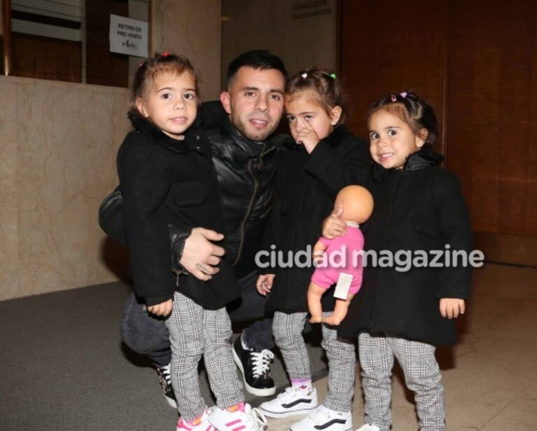 Matías Defederico, un papá genial con sus tres hijas en el debut de Aladín