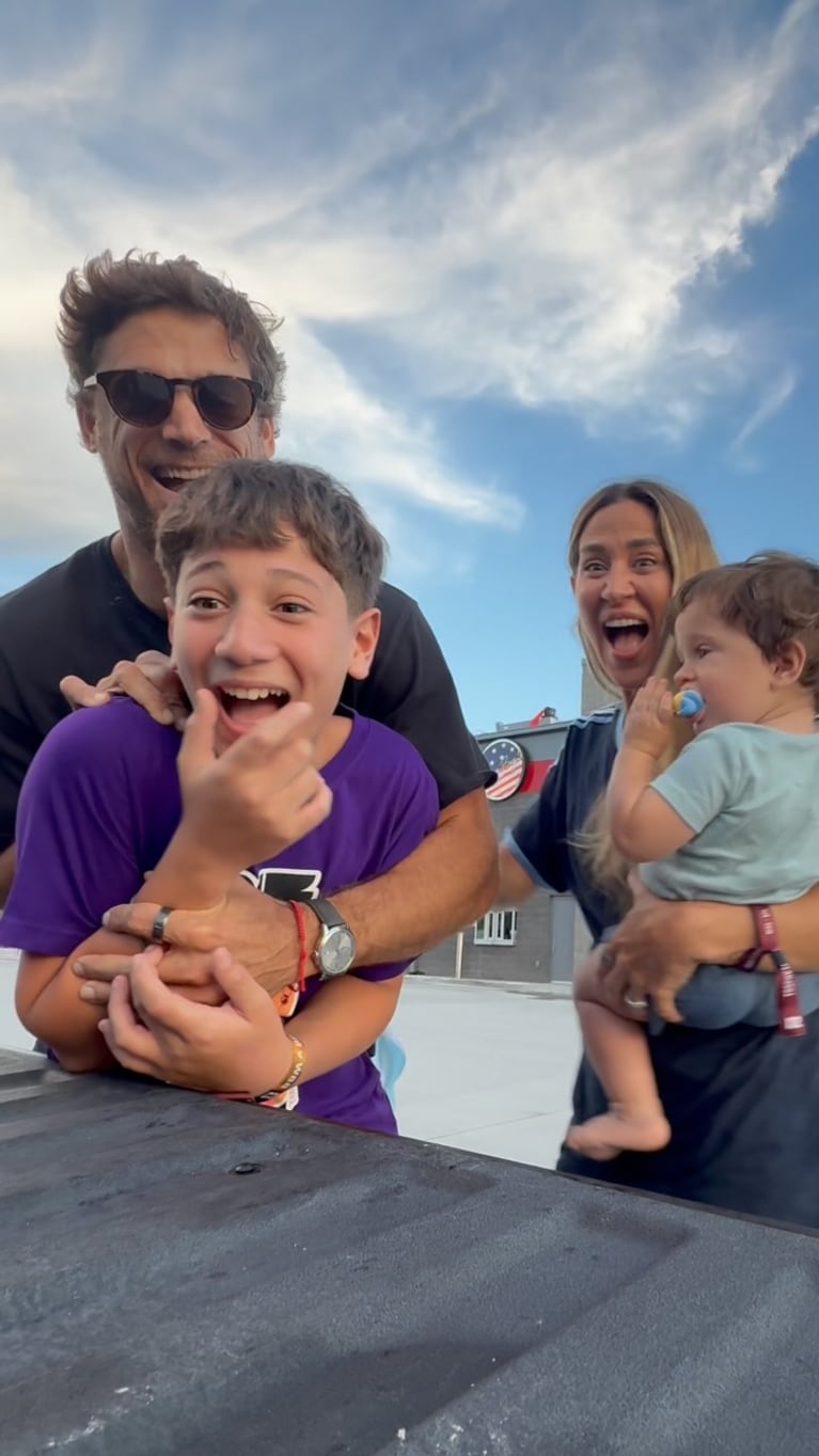 Matías Palleiro, Momo, Jimena Barón y el pequeño Arturo, todos juntos en el momento de la sorpresa por el viaje a Disney. Fuente: Instagram @jmena.