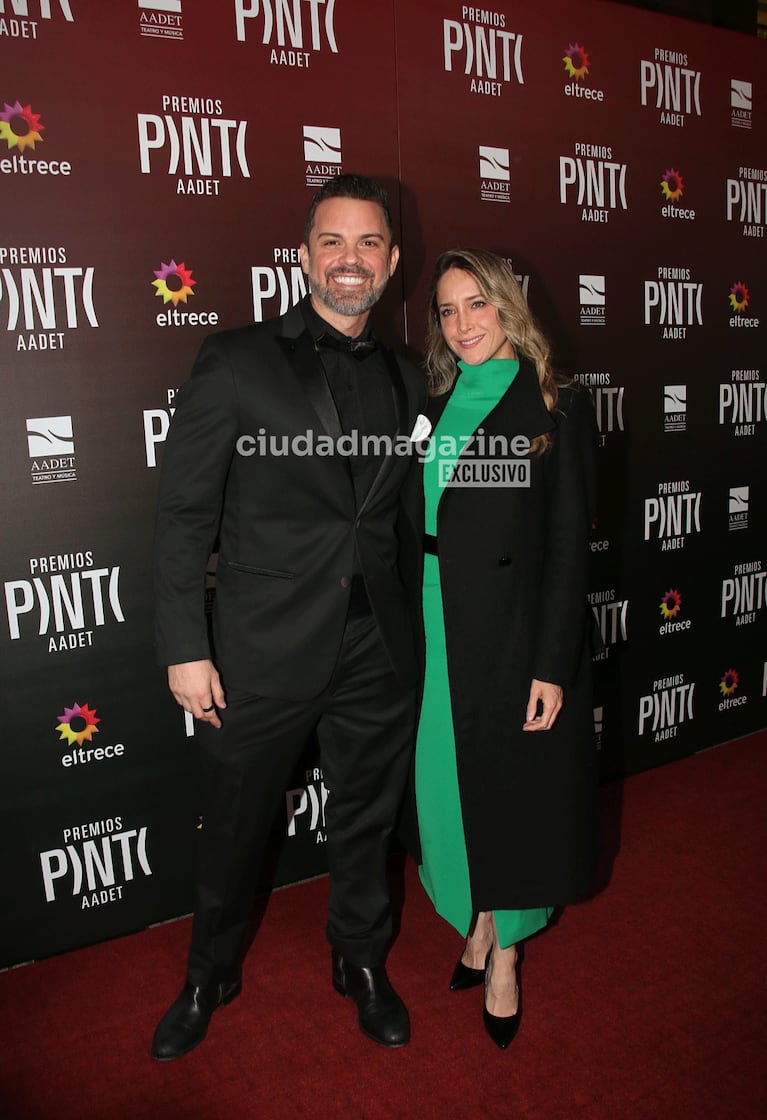 Matías Vázquez y su novia Laura Salazar en los Premios Pinti (Foto: Movilpress).