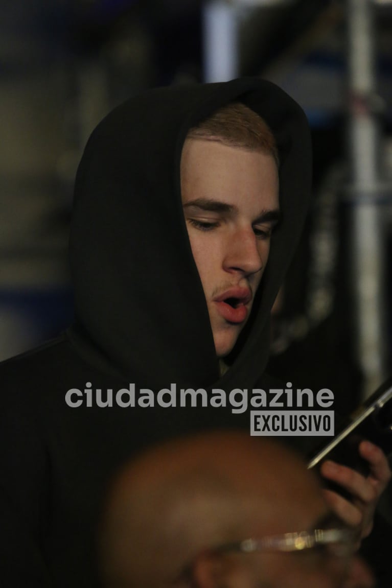 Matteo, el hijo de Ricky Martin en el show en Buenos Aires desde la consola de sonido (Foto: Movilpress).