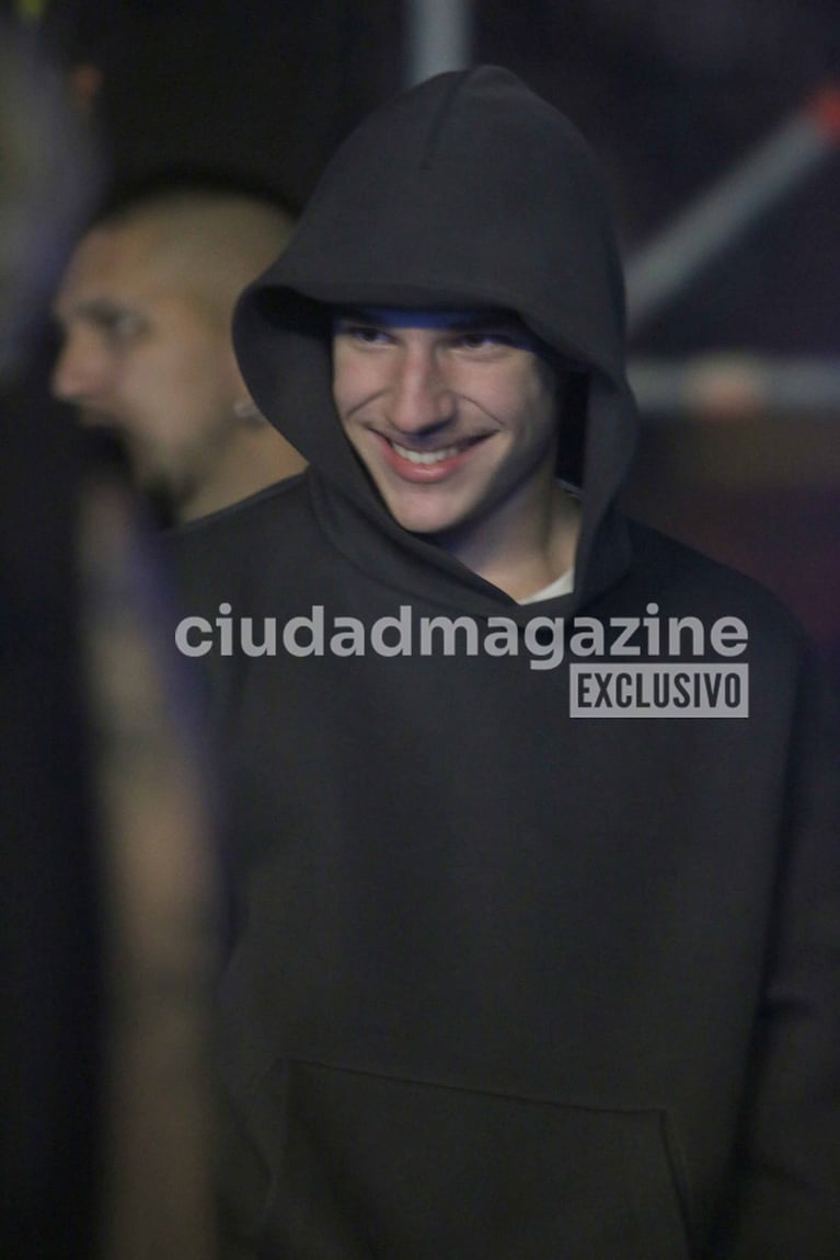 Matteo, el hijo de Ricky Martin en el show en Buenos Aires desde la consola de sonido (Foto: Movilpress).