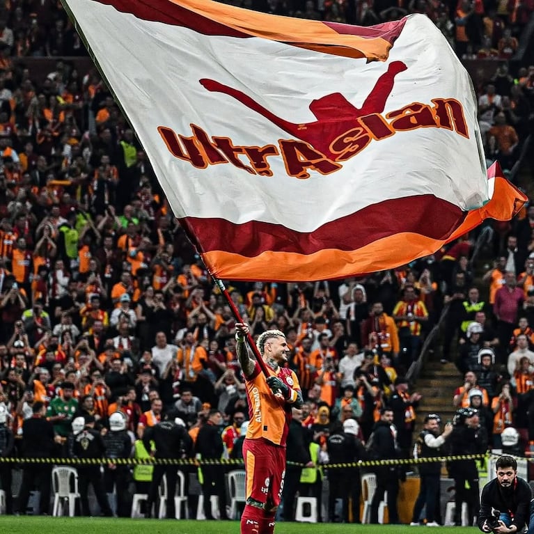 Mauro Icardi agitando la bandera de Galatasaray. (Foto: @MauroIcardi)