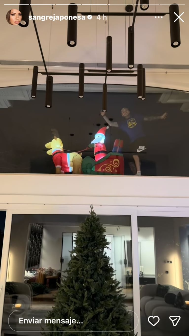 Mauro Icardi decorando su casa para la Navidad con la China Suárez (Foto: Instagram/@sangrejaponesa).