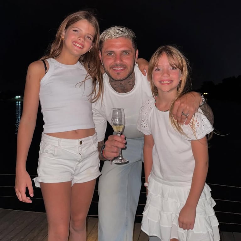 Mauro Icardi junto a sus hijas, Francesca e Isabella (Foto: Instagram @mauroicardi)