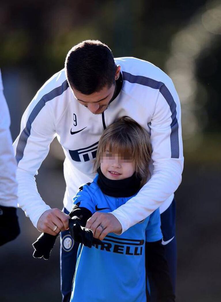 Mauro Icardi le demostró su afecto al hijo de Wanda Nara. (Foto: Twitter)