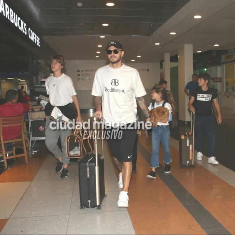 Mauro Icardi llegó a la Argentina para reencontrar con Wanda Nara junto a sus hijas, los de ella y hasta la mascota de la familia