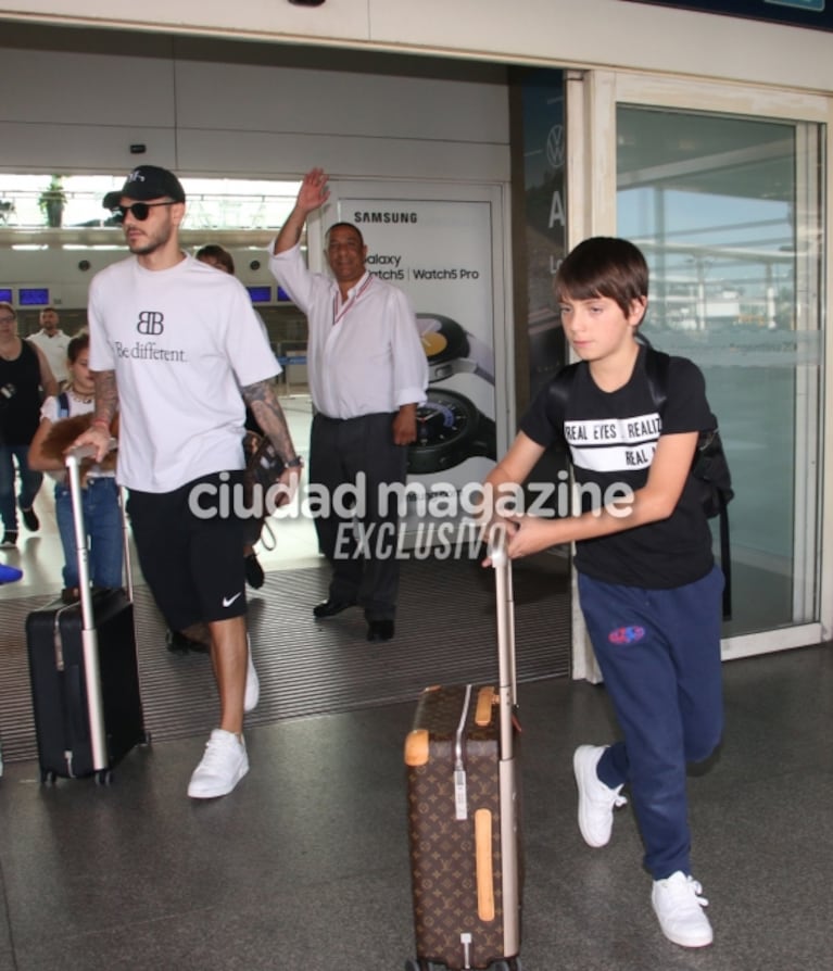 Mauro Icardi llegó a la Argentina para reencontrar con Wanda Nara junto a sus hijas, los de ella y hasta la mascota de la familia