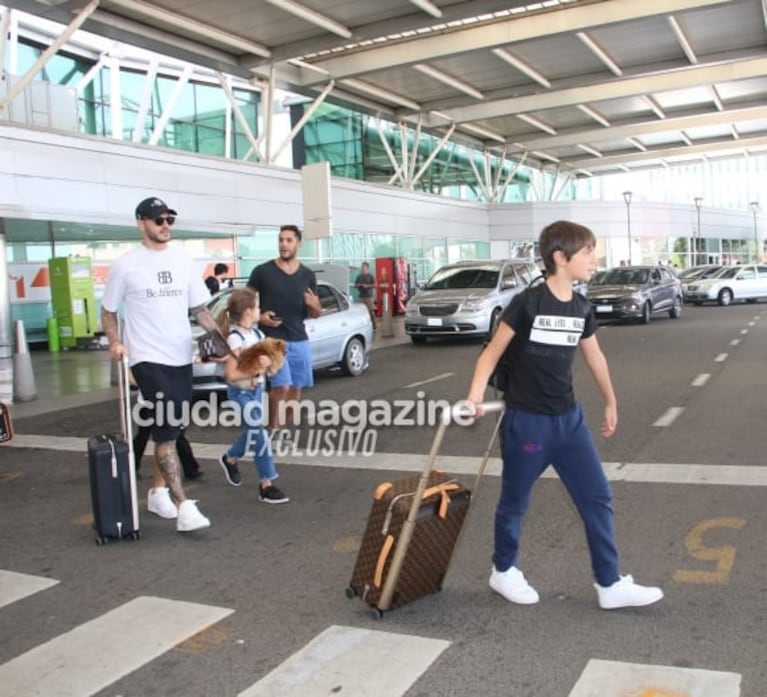 Mauro Icardi llegó a la Argentina para reencontrar con Wanda Nara junto a sus hijas, los de ella y hasta la mascota de la familia